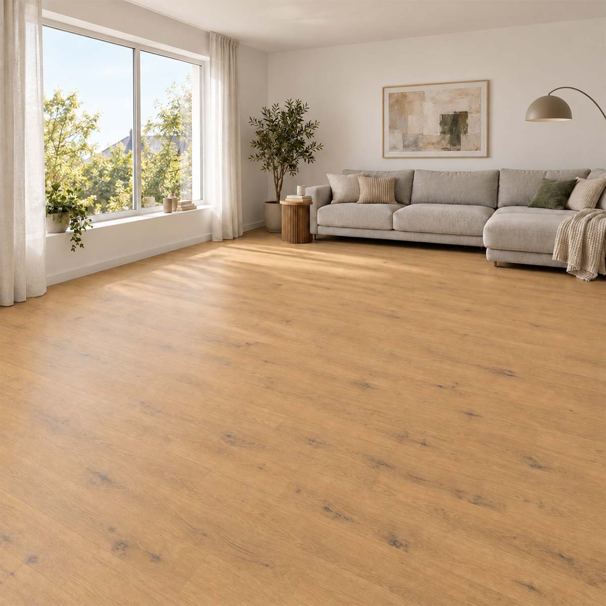 Laminat Klick EGGER Predaia Eiche Honey im hellen Wohnzimmer mit grauem Sofa – Restposten bei Floor4All.