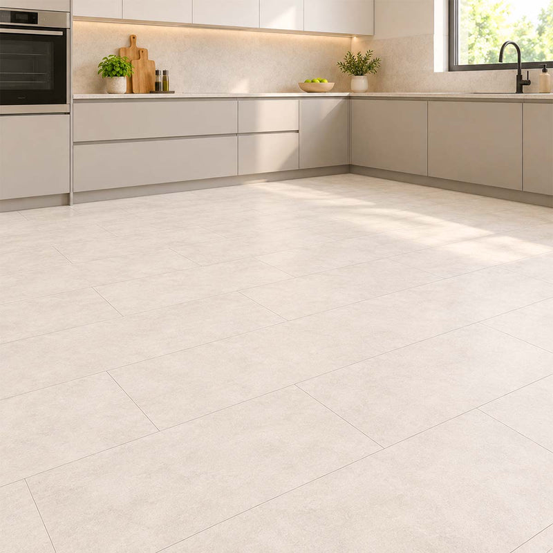 Laminat Klick Fliesenoptik Visiogrande Sichtestrich Weiß in einer modernen Küche mit hellgrauen und weißen Schränken – Restposten bei Floor4All.