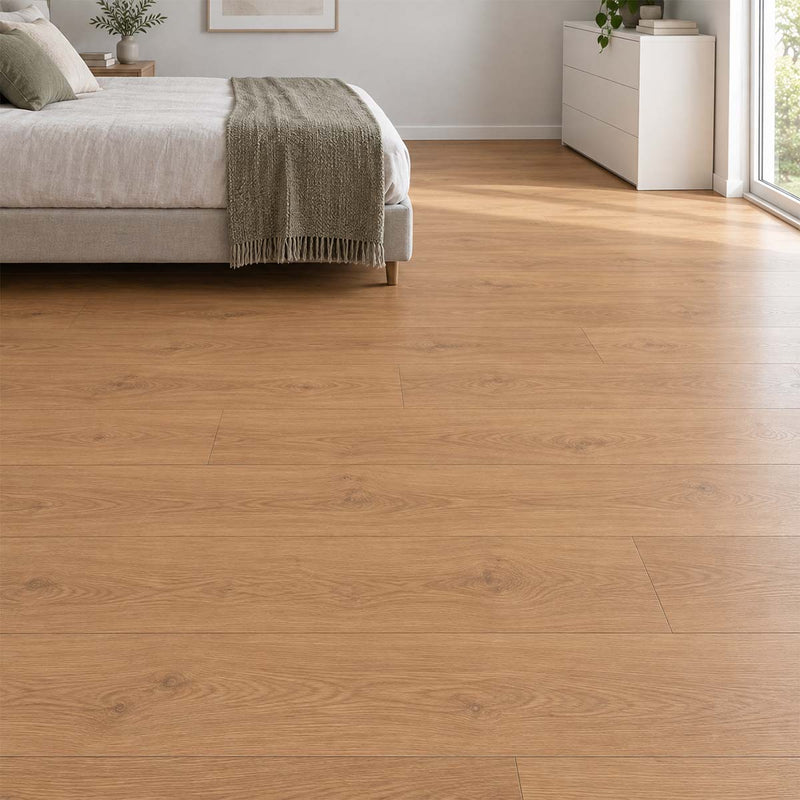 Laminat Klick Kronoflooring Eiche Saint Michel mit warmer Holzoptik im hellen Schlafzimmer – Restposten bei Floor4All.