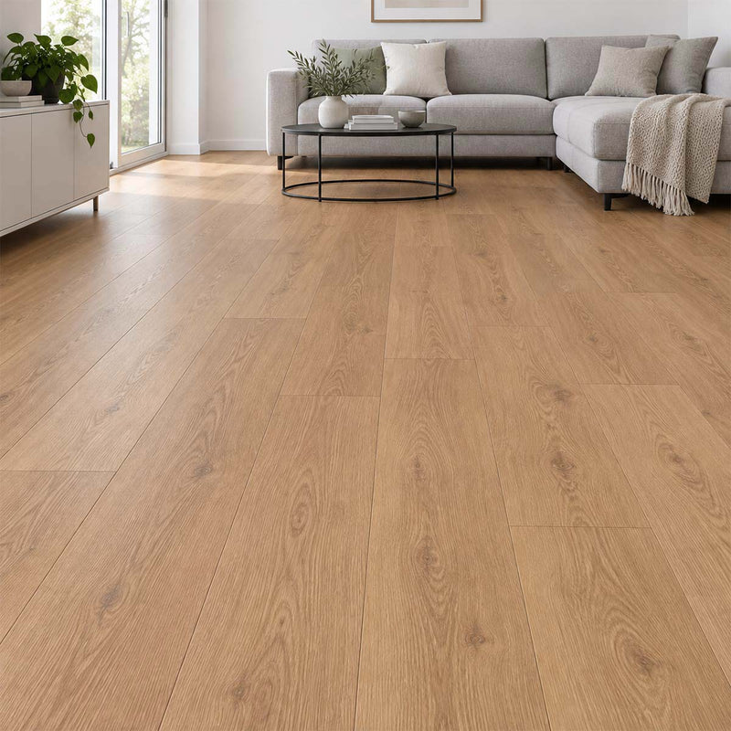 Laminat Klick Kronoflooring Eiche Saint Michel im modernen Wohnzimmer mit grauem Sofa – Restposten bei Floor4All.