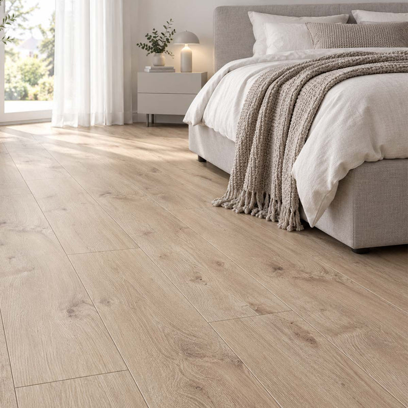 Laminat Vinto Eiche Venetia mit V-Fuge im Schlafzimmer aus bodennaher Perspektive