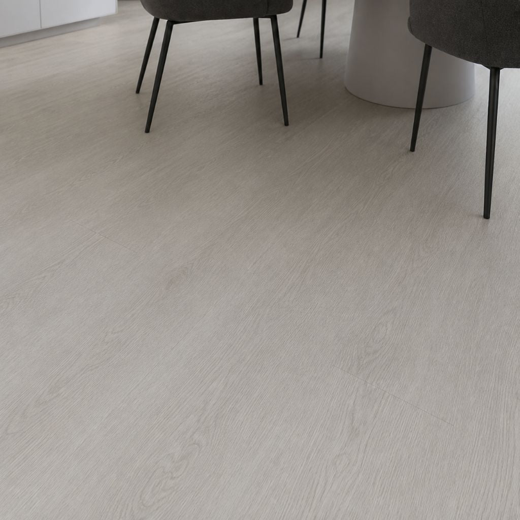 Laminat Kronotex Robusto Rip Oak weiss in Nahaufnahme mit sichtbarer V-Fuge von Floor4all