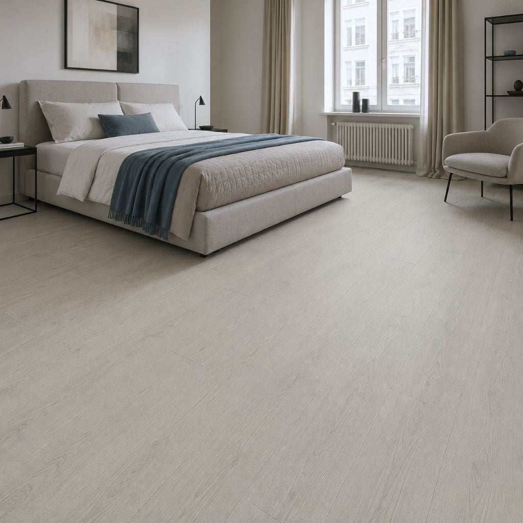 Laminat Kronotex Robusto Rip Oak weiss als helle Landhausdiele im ruhigen Schlafzimmer von Floor4all
