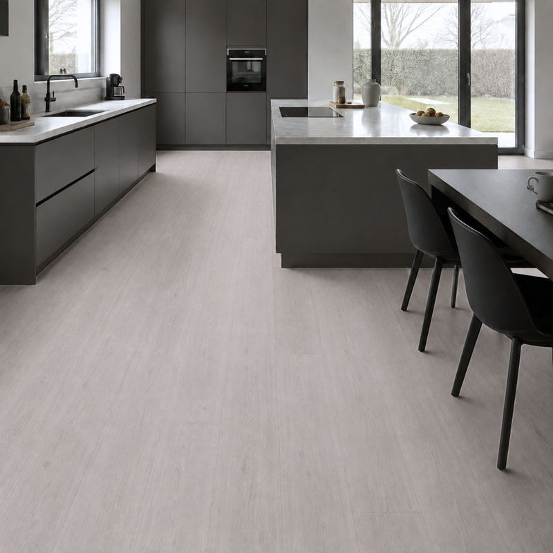 Laminat Kronotex Exquisit Waveless Oak white als heller Landhausdielenboden in moderner Küche von Floor4all