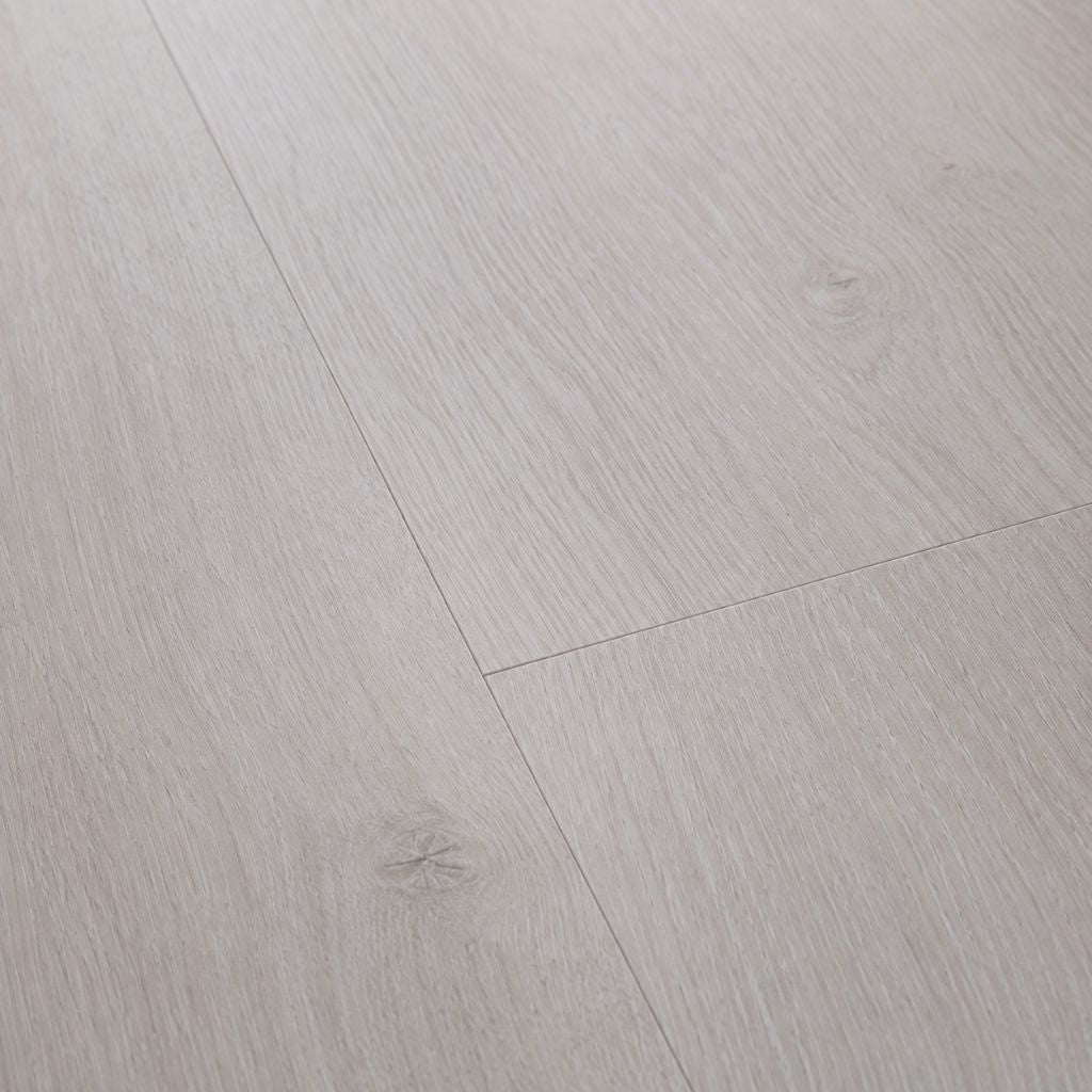 Laminat Kronotex Exquisit Waveless Oak white in Nahaufnahme mit sichtbarer V-Fuge und Holzmaserung von Floor4all