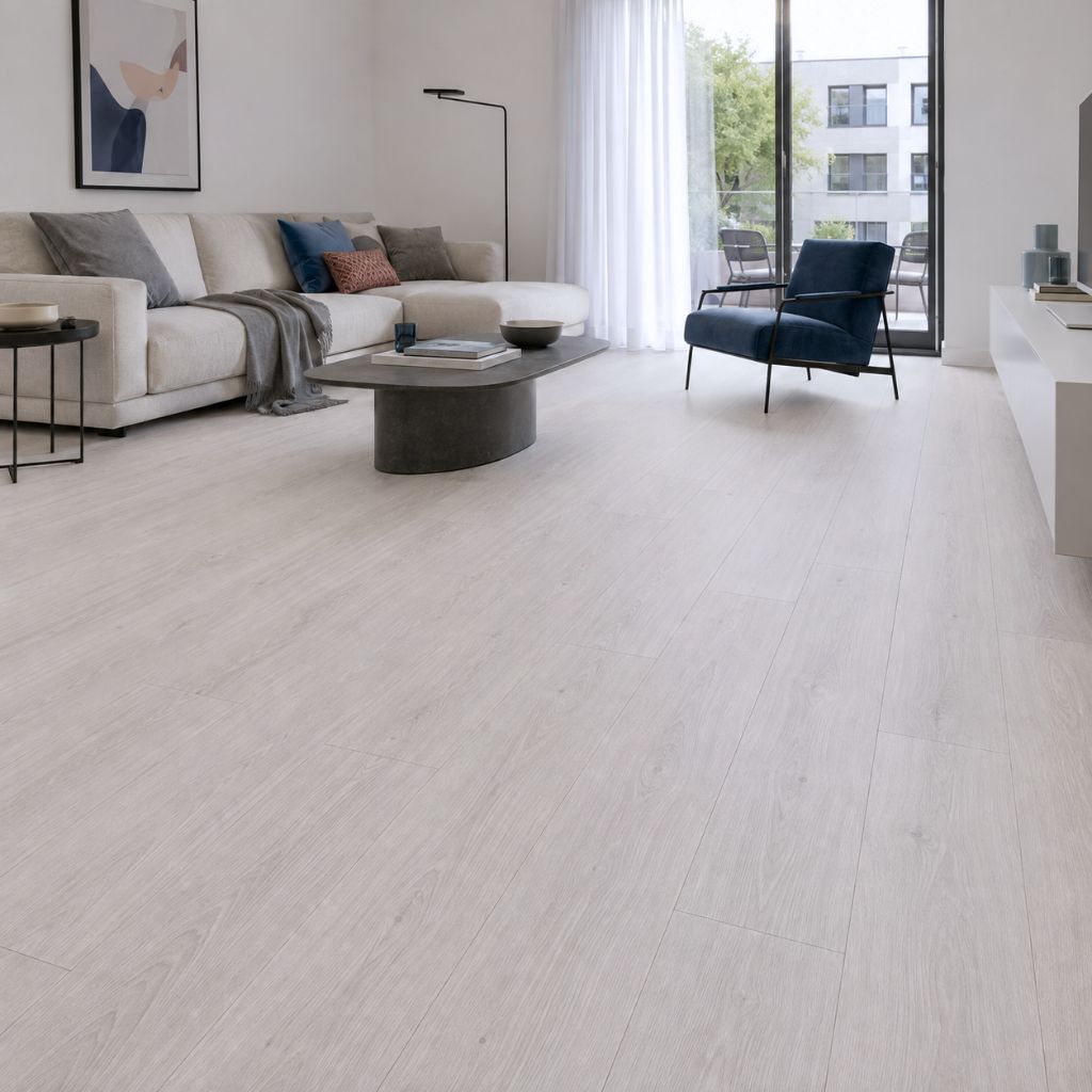 Laminat Kronotex Exquisit Waveless Oak white als helle Landhausdiele im modernen Wohnzimmer von Floor4all