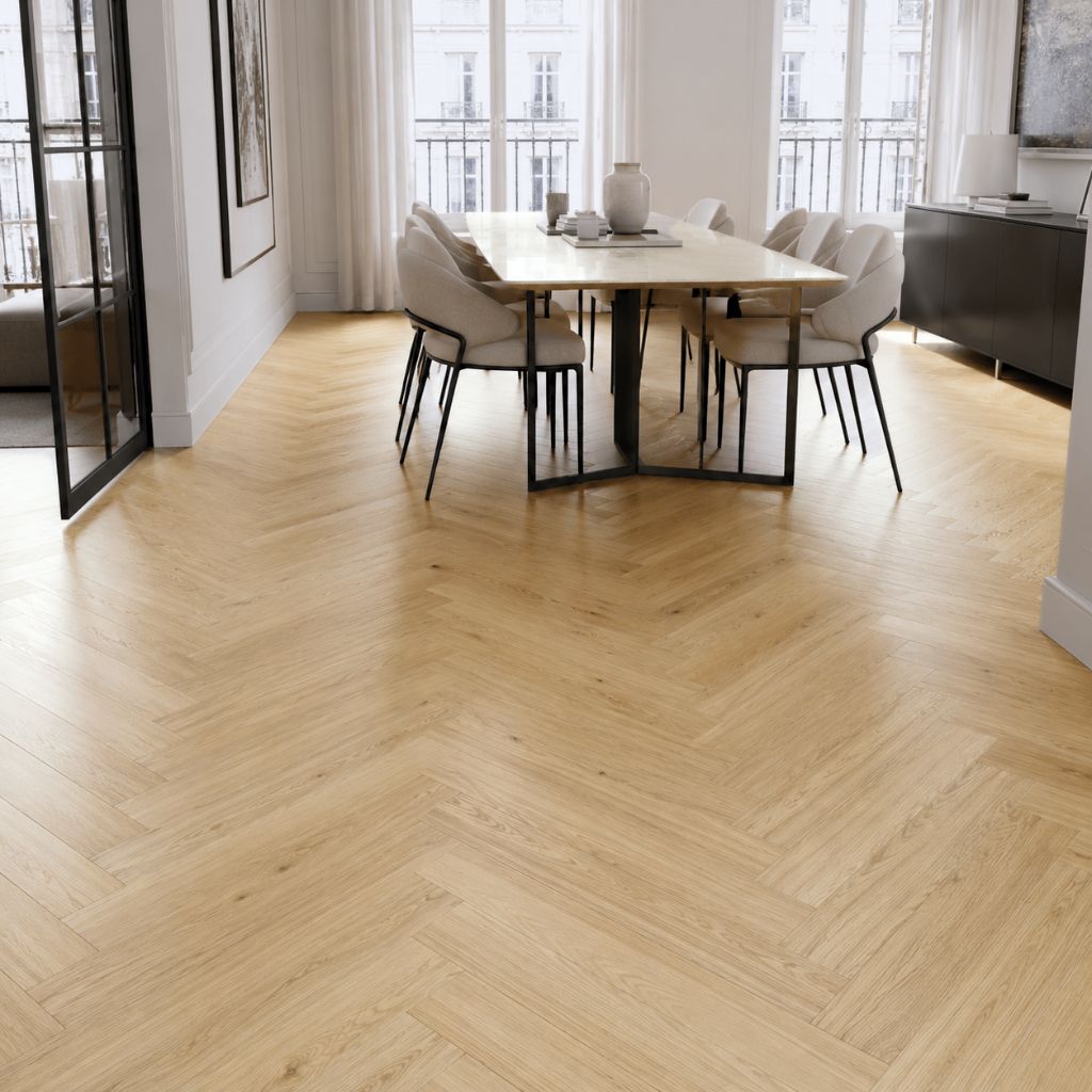 Modernes Esszimmer mit Klick Fertigparkett Fischgrätoptik Chateau Eiche rustikal und rustikalem Fischgrätmuster von Floor4all