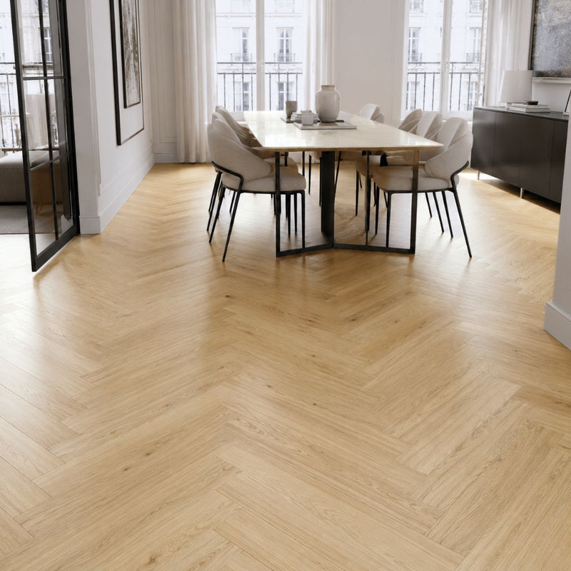 Modernes Esszimmer mit Klick Fertigparkett Fischgrätoptik Chateau Eiche rustikal und rustikalem Fischgrätmuster von Floor4all