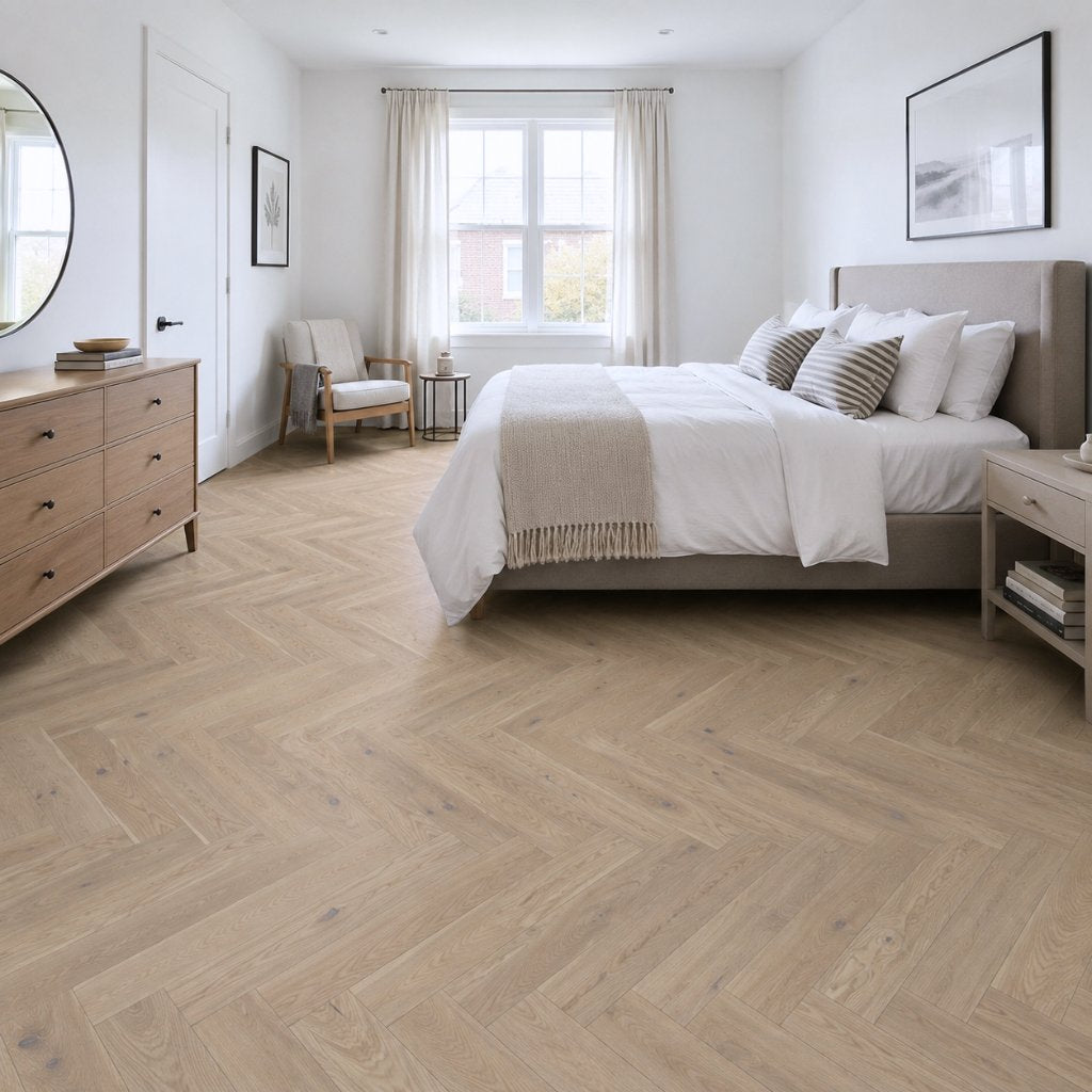 Schlafzimmer mit Klick Fertigparkett Fischgrät Chateau Eiche Rustikal hell in weiß geölter Eichenoptik von Floor4all