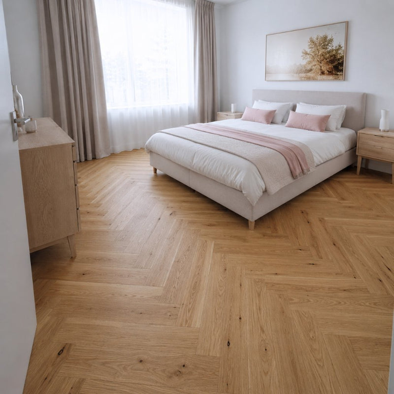Schlafzimmer mit Klick Fertigparkett Fischgrätoptik Chateau Eiche rustikal in warmer, heller Eichenoptik von Floor4all