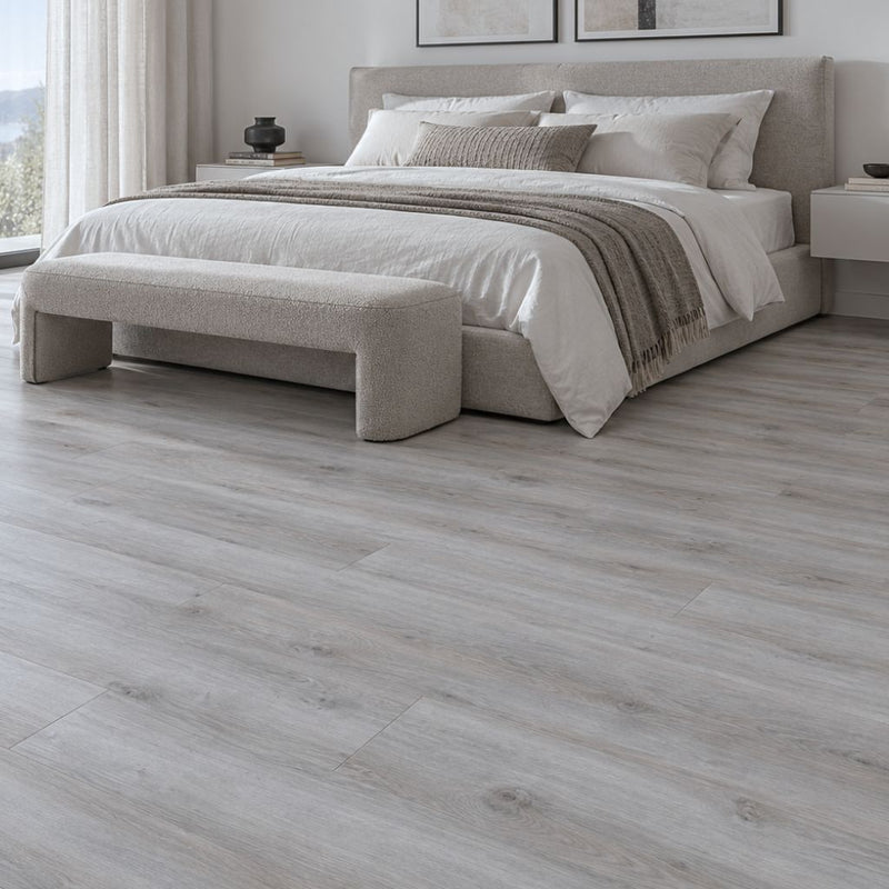 Schlafzimmer mit Tarkett Starfloor Click Ultimate Klick Vinyl Eiche grau mit Trittschall von Floor4all