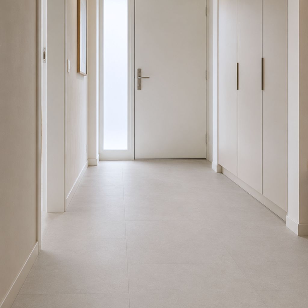 Heller Flur mit rutschsicherem Travertin Designboden, Trittschalldämmung und einfacher Verlegung