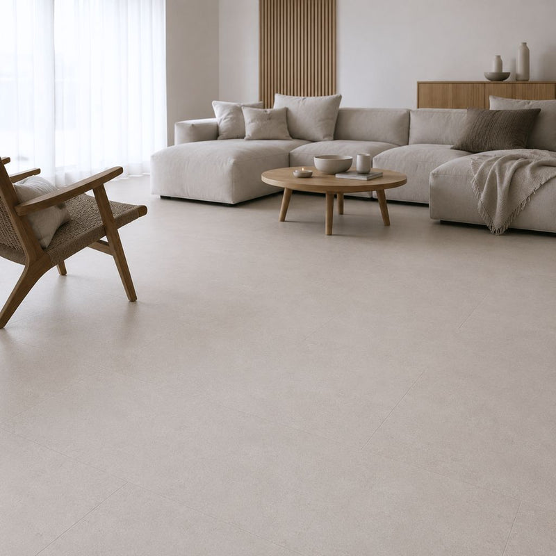 Geräumiges Wohnzimmer mit Travertin Klick Vinyl, Trittschalldämmung und modernem, komfortablem Design