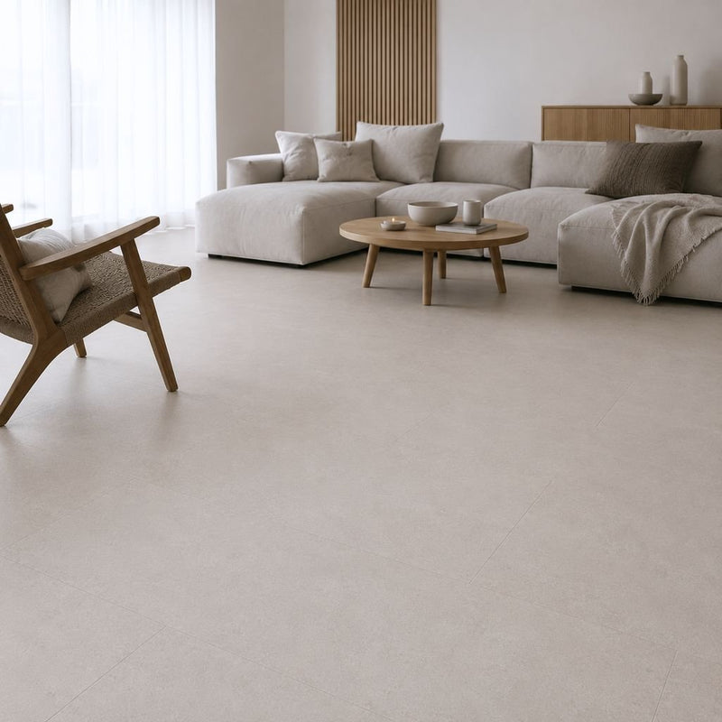 Geräumiges Wohnzimmer mit Travertin Klick Vinyl, Trittschalldämmung und modernem, komfortablem Design