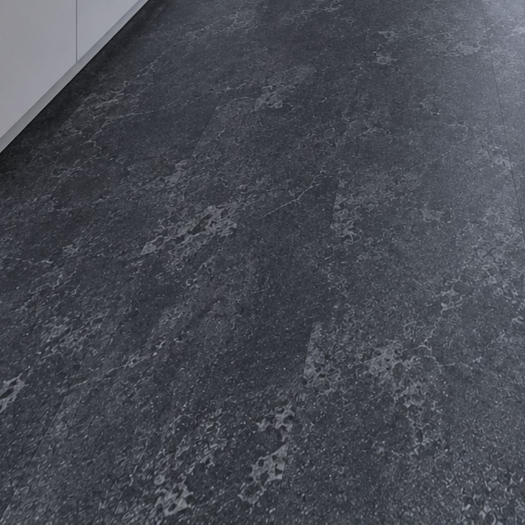 Nahaufnahme der dunklen Schieferoptik mit hellgrauen Adern und kaum sichtbaren Fugen – Vinylboden Sarago von Floor4all