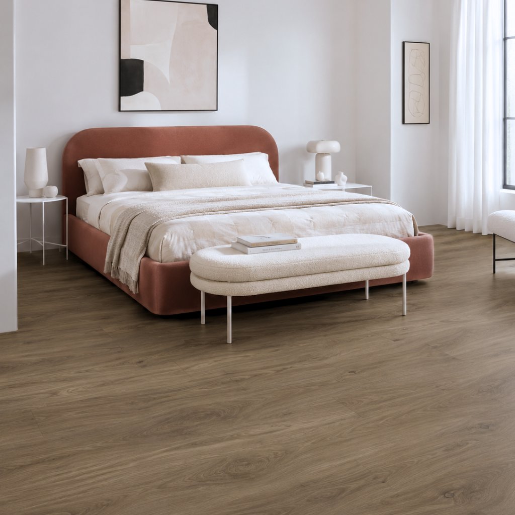 Modernes Schlafzimmer mit Vinylboden Check One Heinrich Eiche und terrakottafarbenem Bett von Floor4all