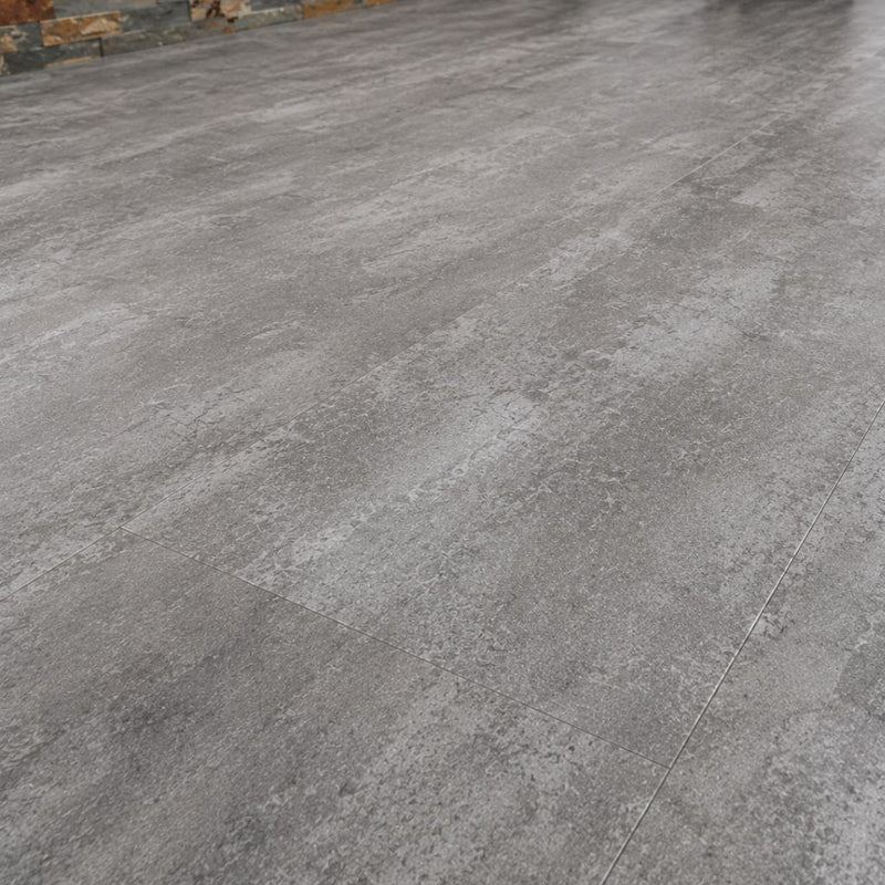 Nahaufnahme der authentischen Betonoptik-Struktur des Vinylbodens Sichtbeton grau von Floor4all