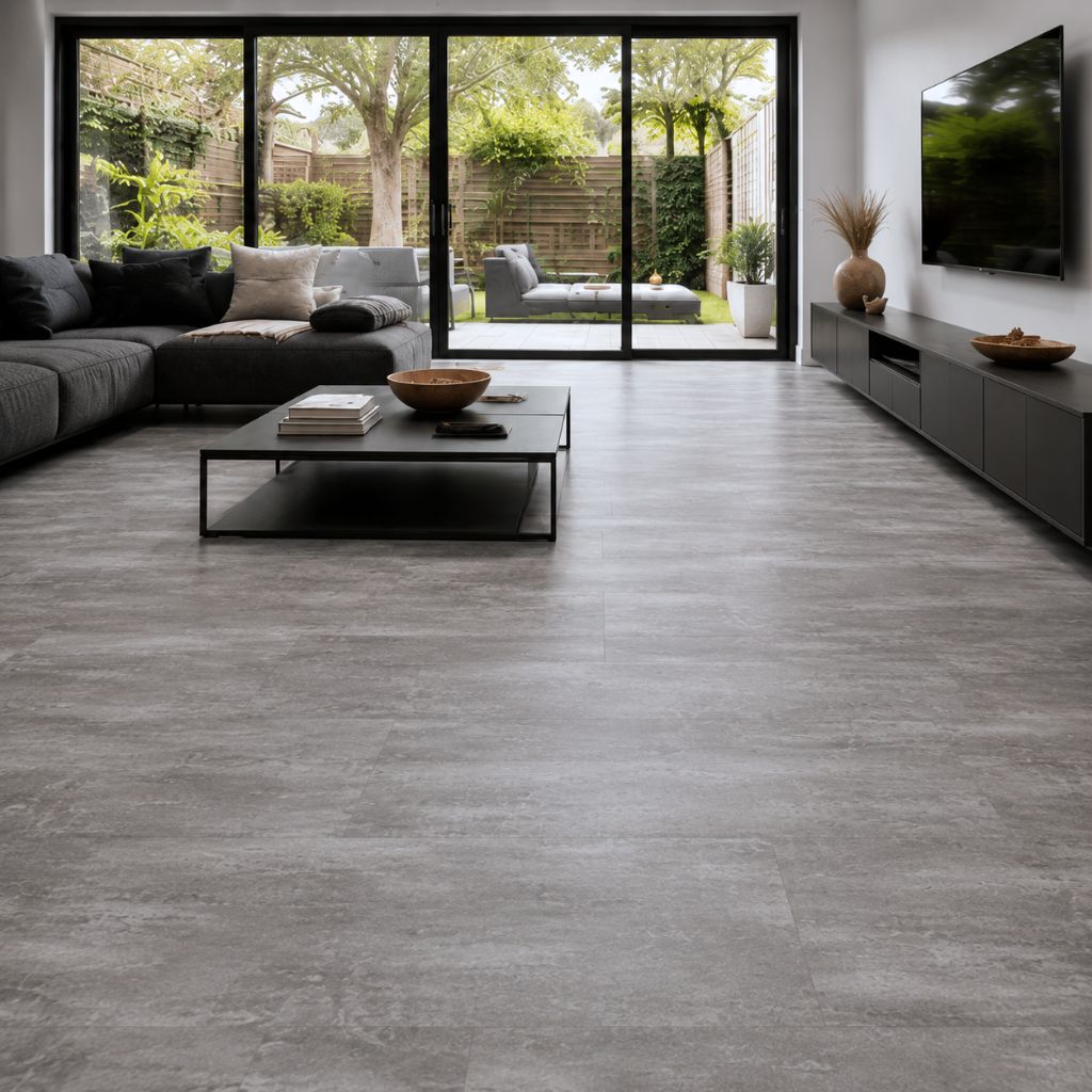 Vinylboden in Sichtbeton-Optik grau im großzügigen Wohnzimmer mit Terrassenzugang von Floor4all