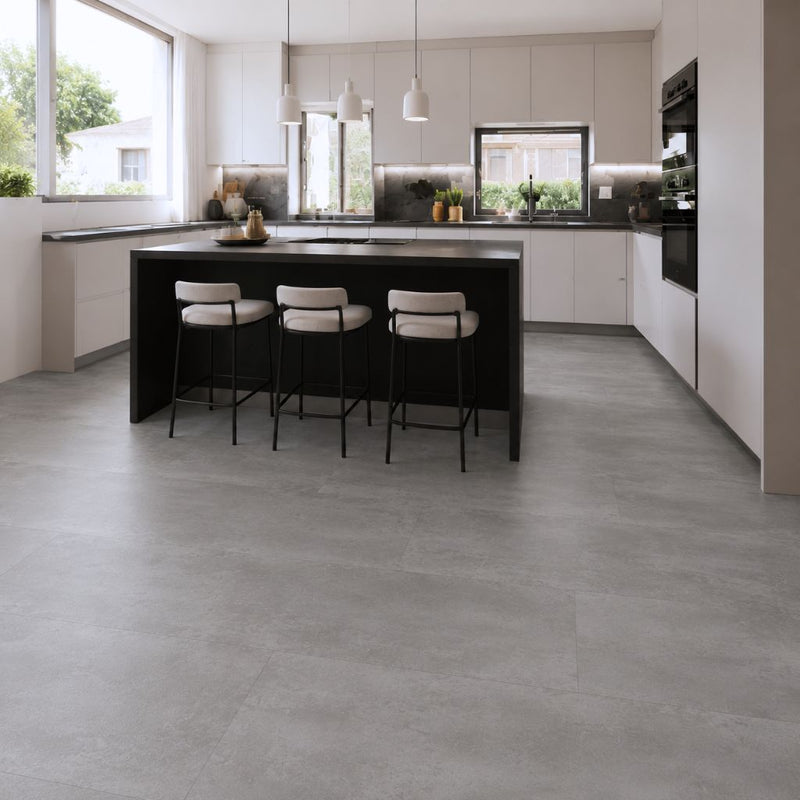 Vinylboden in Fliesenoptik mit Sichtestrich-Design in heller, moderner Küche mit Kochinsel von Floor4all