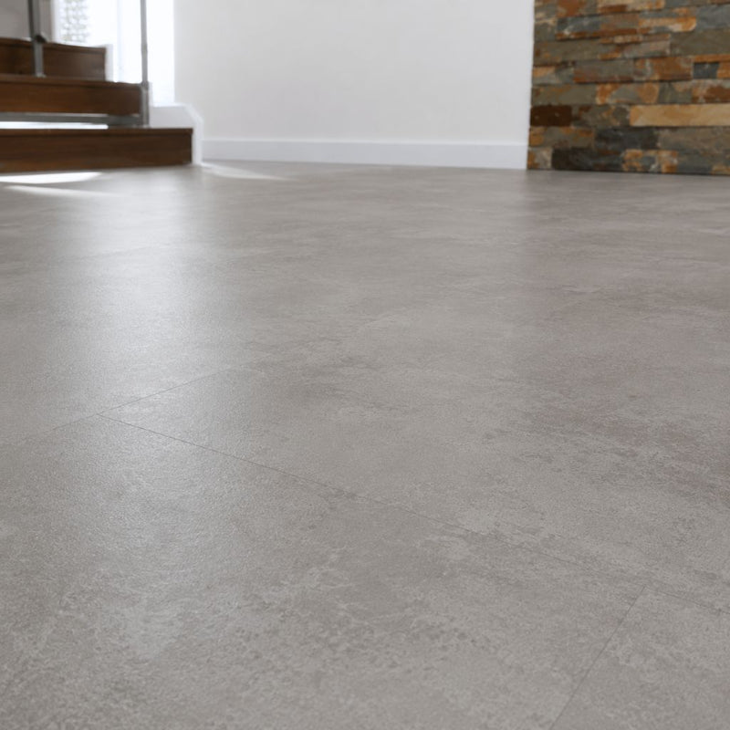 Nahaufnahme der authentischen Betonoptik-Oberfläche des Vinylbodens mit Sichtestrich-Struktur von Floor4all