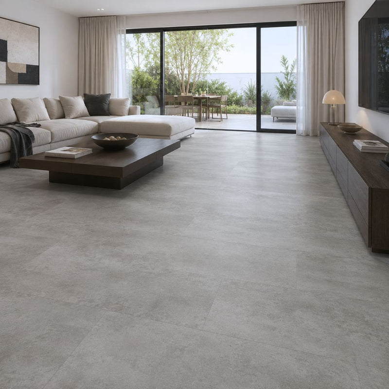 Vinylboden in Fliesenoptik mit Sichtestrich-Design in gemütlichem Wohnzimmer mit Terrassenzugang von Floor4all