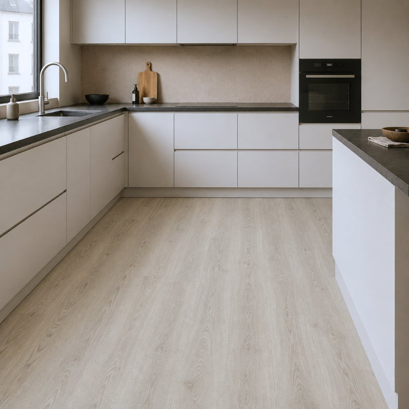 Klebe Vinylboden Burwell hell in moderner Küche – vollflächig verklebt mit weißen Schränken und dunkler Arbeitsplatte - Floor4all
