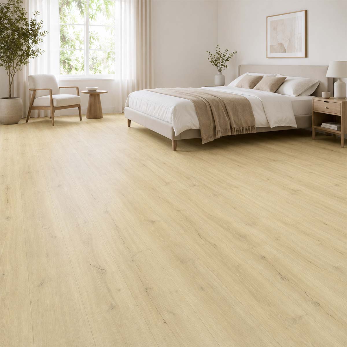 Klick Vinyl Eiche Matt mit Trittschalldämmung in einem hellen Schlafzimmer mit Doppelbett, Holzmöbeln und großen Fenstern