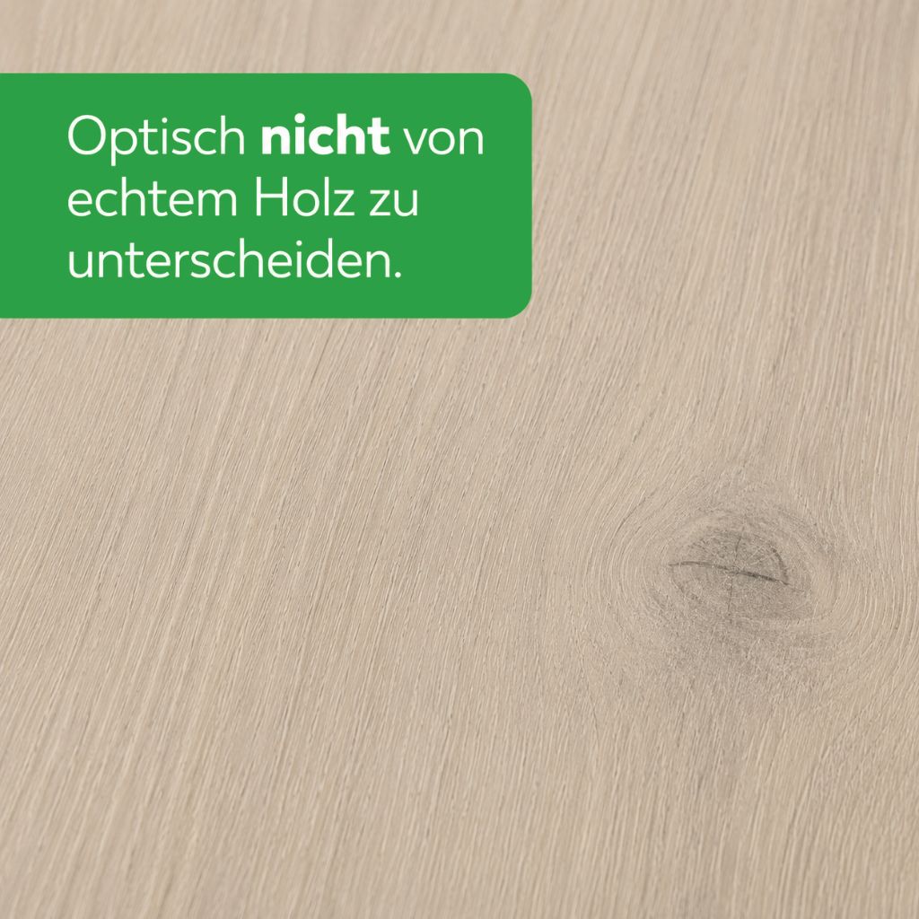 Nahaufnahme der Holzmaserung von Klick Vinyl Eiche Ales mit grünem Text-Overlay: 'Optisch nicht von echtem Holz zu unterscheiden. - Floor4all