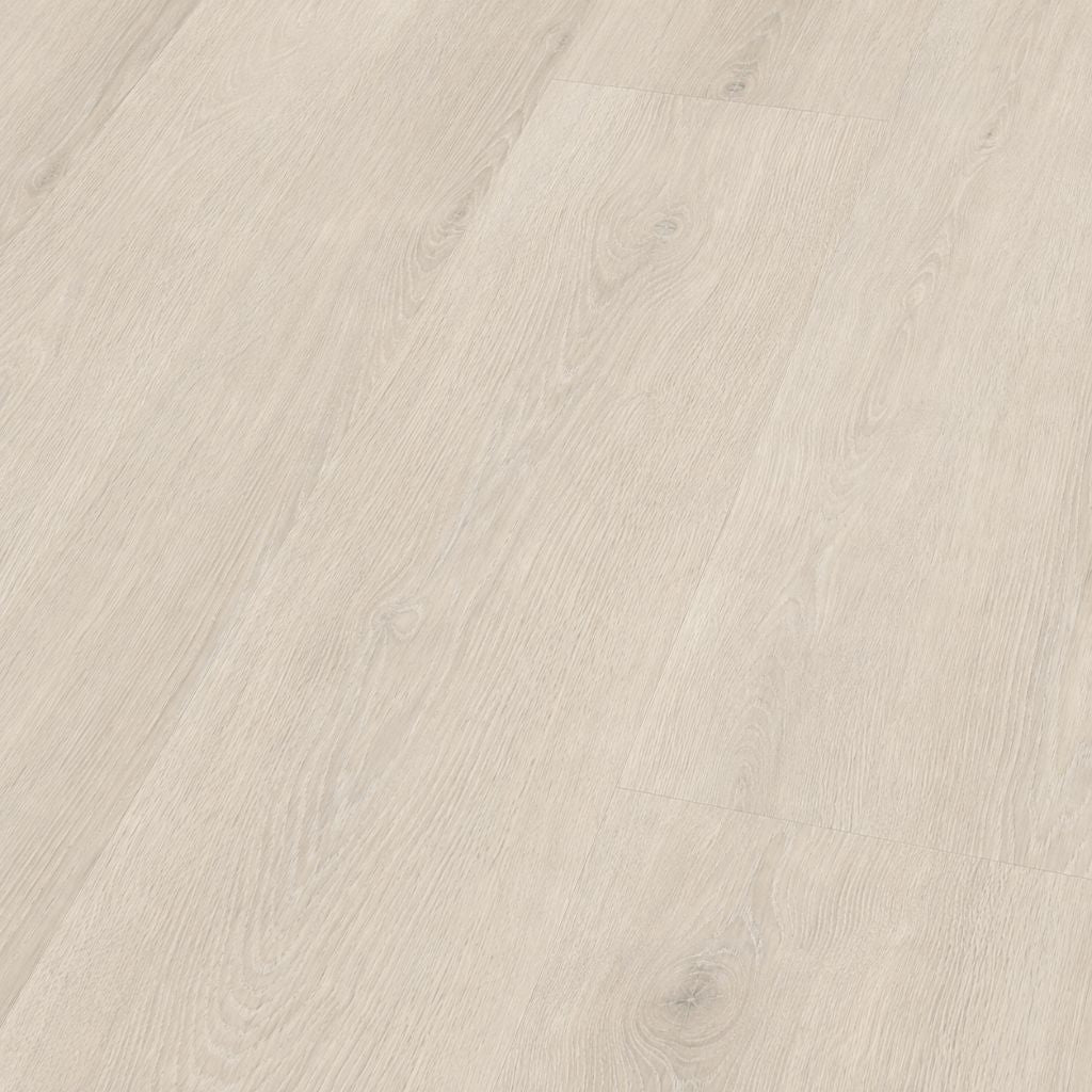 Gesamtansicht der verlegten Klick Vinyl Eiche Ales Dielen – helles Eichen-Holzdesign mit authentischer Maserung und natürlichen Farbnuancen im Landhausstil. - Floor4all