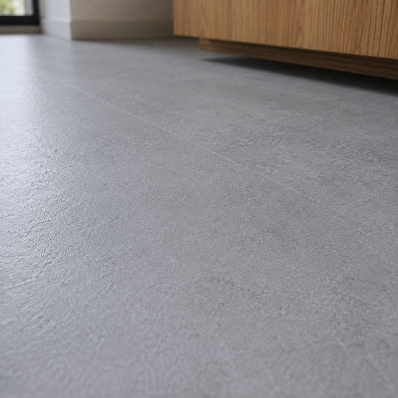 Detailansicht der rutschhemmenden Struktur des Vinylbodens Duck Egg Blue mit dezenter Fliesenfuge von Floor4all