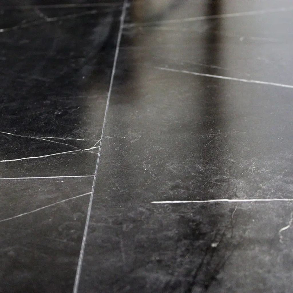 Nahaufnahme Dubai Dark Stone Fliesenoptik – authentische Marmor-Struktur mit weißen Marmoradern, realistische Fugenlinen, dunkler Fliesenboden mit charaktervoller Maserung, hochwertige Oberflächenverarbeitung von Floor4all