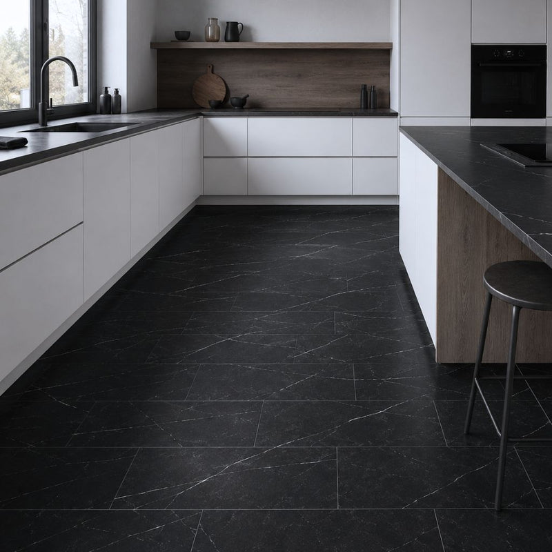 Moderne Küche mit Dubai Dark Stone Vinylboden – schwarze Marmor-Fliesenoptik, weiße Küchenzeilen, Holz-Rückwand, schwarze Arbeitsplatte, großformatige Fliesenoptik, elegante Raumgestaltung von Floor4all