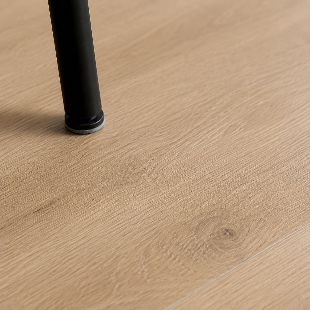 Detailaufnahme eines schwarzen Stuhlbeins auf hellem Vinylboden – zeigt die Kratzfestigkeit und Robustheit. Klick-Vinyl Rigid SPC Sunrise Edge GT von Floor4all
