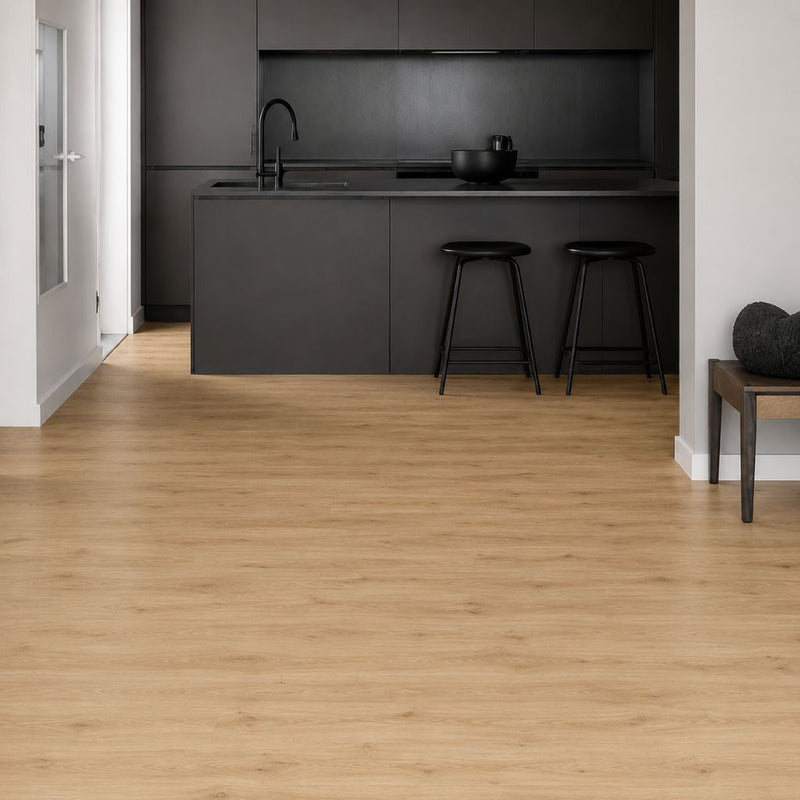 Moderne schwarze Küche mit hellem Holzoptik Vinylboden – 100% wasserfest und ideal für Feuchträume. Klick-Vinyl Sunrise Edge GT mit Trittschalldämmung von Floor4all
