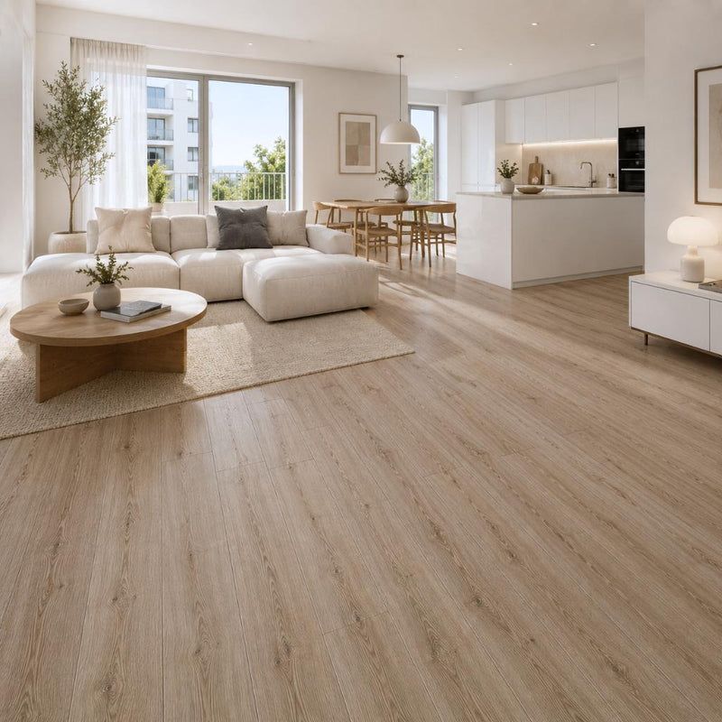 Modernes Wohnzimmer mit Klick Vinylboden Eiche Clara – warme Holzoptik, weißes Sofa, helles Design. Klick Vinylboden Eiche Clara mit Trittschalldämmung von Floor4all 