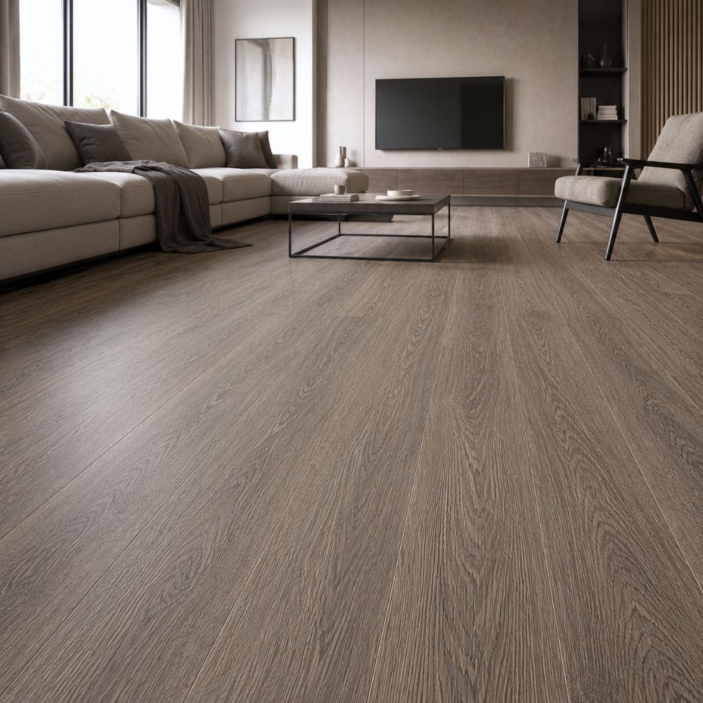 Moderner Wohnraum mit Klick Vinylboden Eiche Jane – dunkelgraue Holzoptik, cremefarbenes Sofa, elegantes Design. Klick Vinylboden Eiche Jane mit Trittschalldämmung von Floor4all