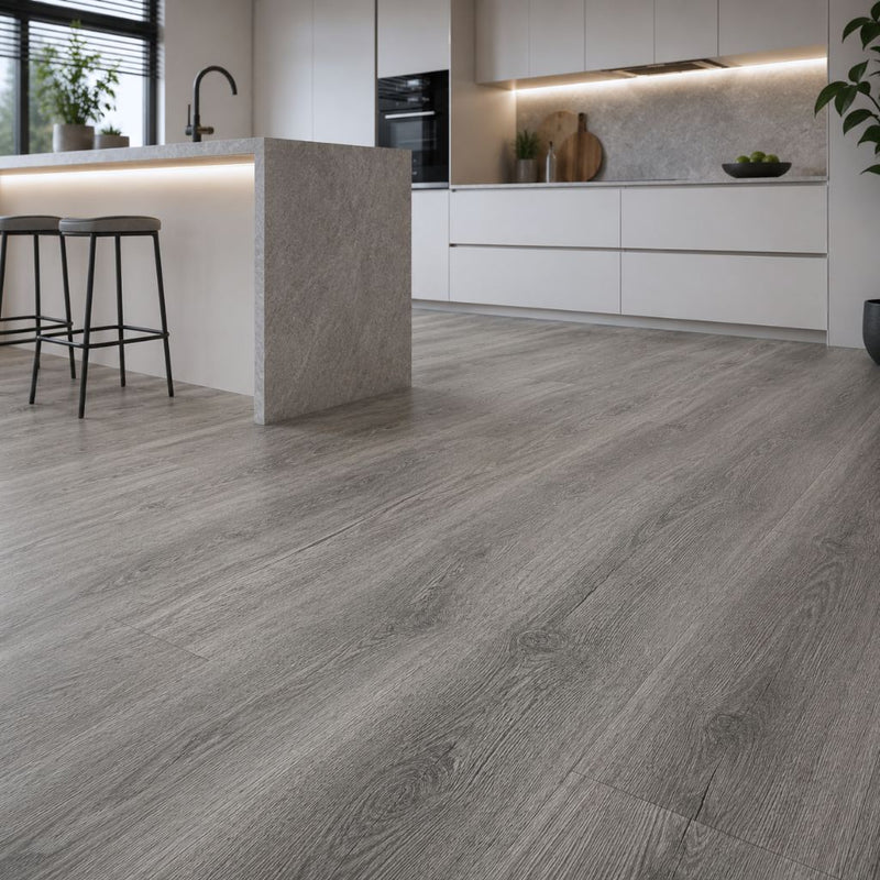 Moderne Küche mit GreenLine Premium Klick Vinylboden Canyon Lodge Pine in grauer Kiefernoptik, helle Küchenzeile, Barhocker, LED-Beleuchtung - Floor4all