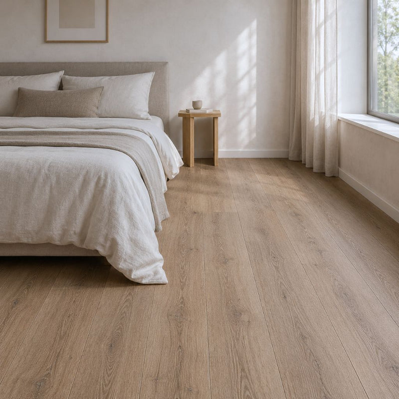 Schlafzimmer mit Klick Vinylboden Tanne Eiche – warme Holzoptik, helles Bett, ruhiges Design. Klick Vinylboden Tanne Eiche mit Trittschalldämmung von Floor4all