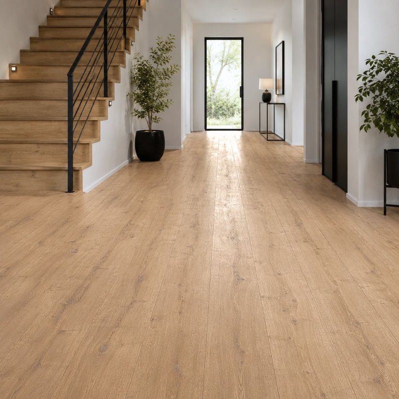 Laminat Klick Kronoflooring New England Oak Landhausdiele Detailansicht - einzelne Diele mit natürlicher Holzmaserung, Äste und charakteristische Oak-Struktur, Klick-System sichtbar - Floor4all