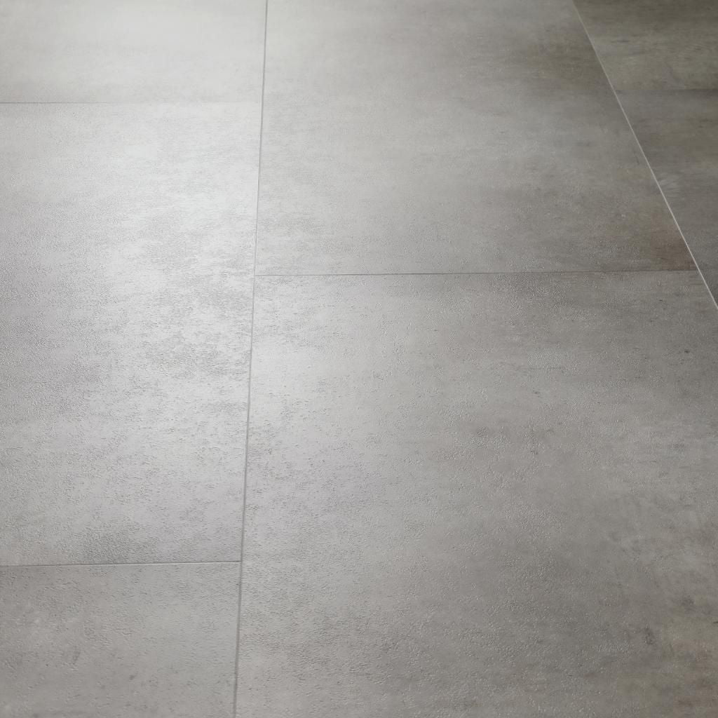 Oberflächenstruktur Ravenna Grau Vinylboden – detaillierte Textur der Fliesenoptik mit feinen Oberflächenmuster, authentische Holzstruktur, hochwertige Oberflächen-Verarbeitung von Floor4all