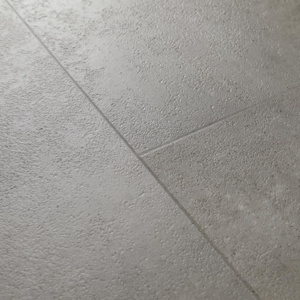 Nahaufnahme Ravenna Grau Fliesenoptik – authentische Fliesenstruktur mit realistischen Fugen, große Fliesenformat 950 x 475 mm, natürliche Farbvariationen im dunklen Grauton von Floor4all