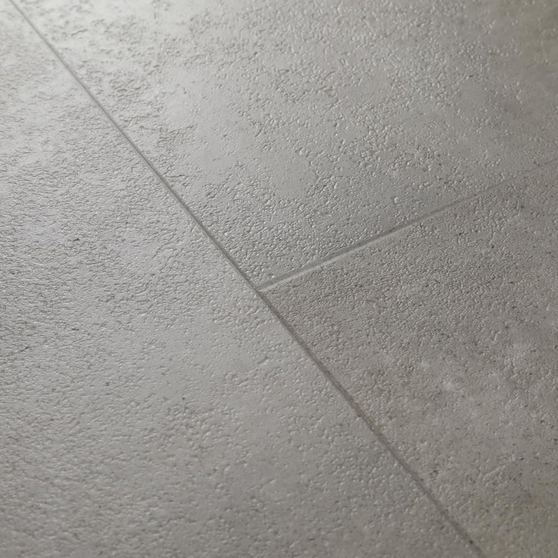 Nahaufnahme Ravenna Grau Fliesenoptik – authentische Fliesenstruktur mit realistischen Fugen, große Fliesenformat 950 x 475 mm, natürliche Farbvariationen im dunklen Grauton von Floor4all