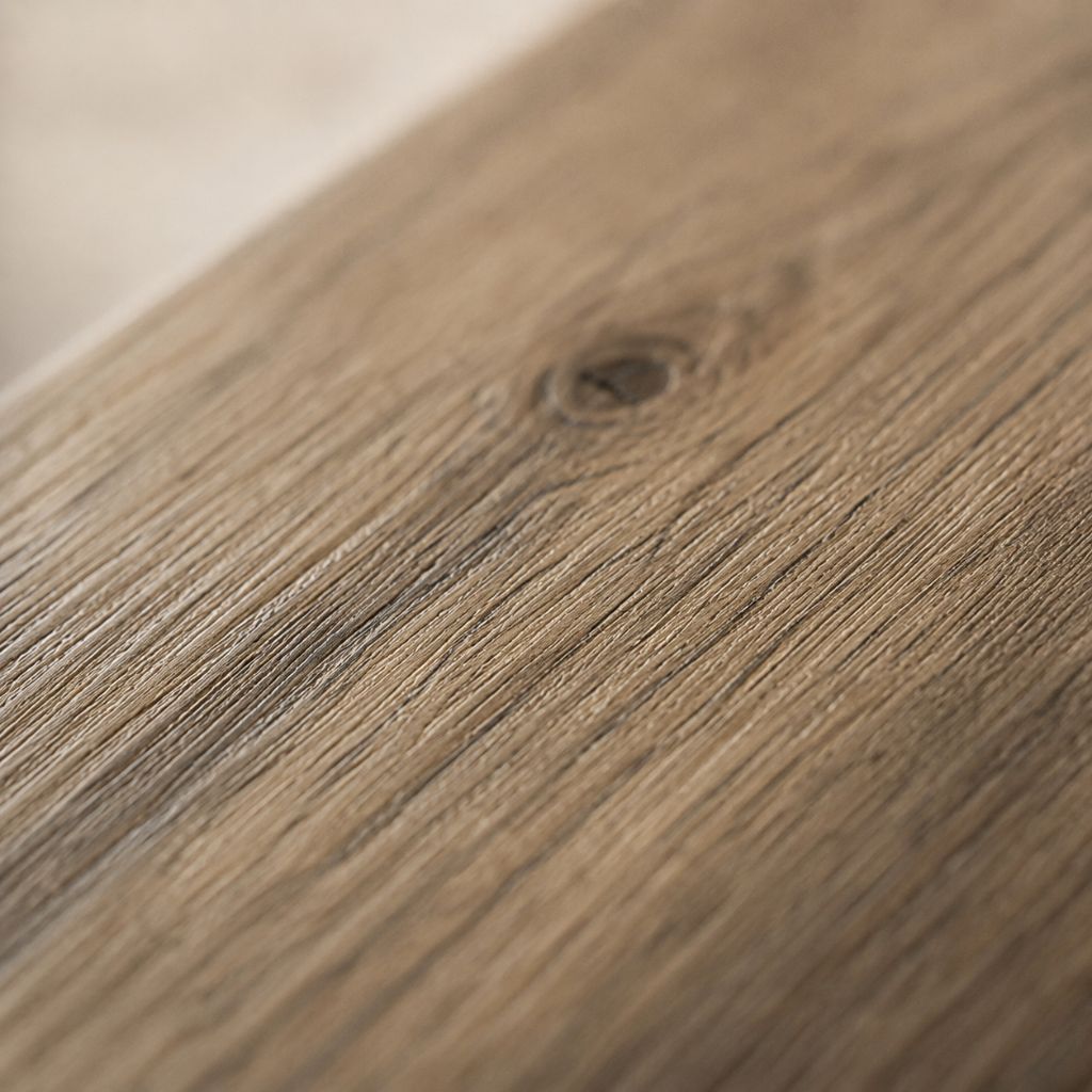 Nahaufnahme der Bodenoberfläche des Vinylbodens River Oak Brown, zeigt die detaillierte Textur mit realistischer Holzmaserung, natürlichen Farbvariationen und authentischer Oberflächenstruktur - Floor4all