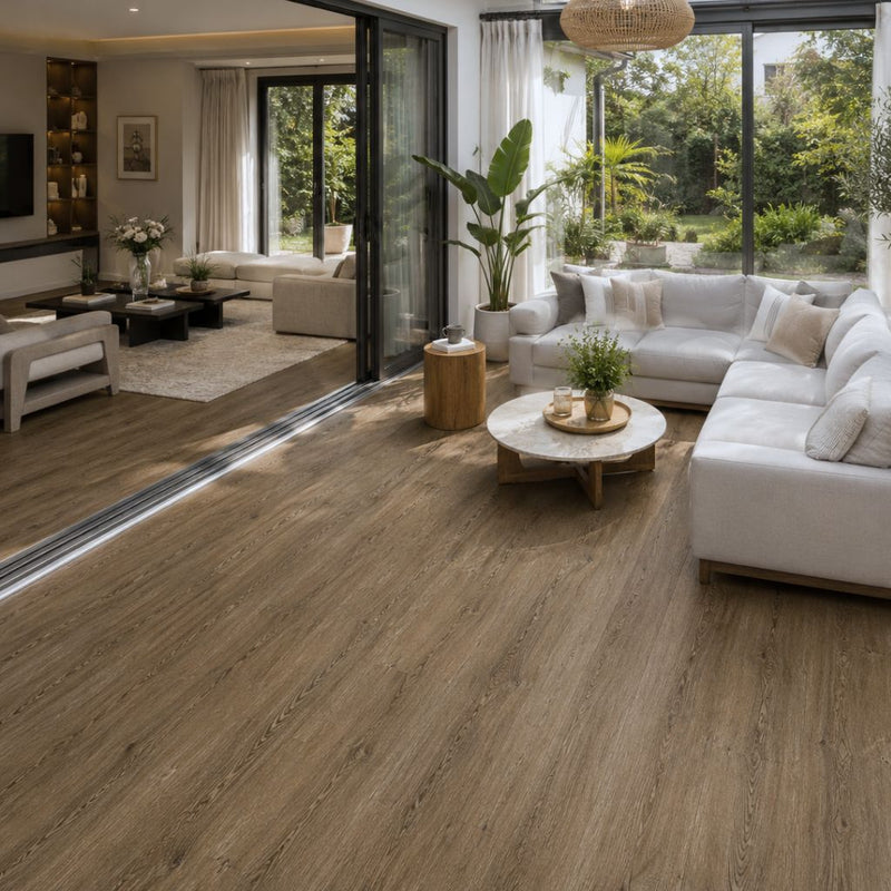 Großzügiges, modernes Wohnzimmer mit durchgehend verlegtem Vinylboden River Oak Brown, große Fenster mit Gartenblick, helle Polstermöbel, Marmortisch und natürliche Beleuchtung - Floor4all
