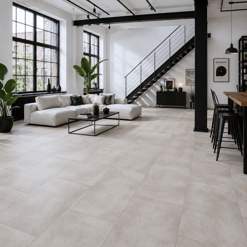 Großzügiger moderner Wohnraum mit Vinylboden Maxi Fliese Schiefer Weiß mit Trittschalldämmung – großflächige helle Fliesen in authentischer Schiefer-Optik, kombiniert mit weißem modernem Sofa, schwarzer Industrial-Stahltreppe, schwarzen Stahlbalken, großzügigen Fenstern, Pflanzendeko und minimalistischer Einrichtung – zeigt zeitlose Eleganz, Trittschalldämmung-Komfort und 100% wasserfeste Eigenschaften des Vinylbodens in großen Räumen - Floor4all