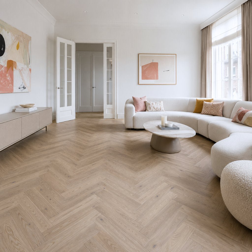 Helles Wohnzimmer mit Klick Fertigparkett Fischgrät Chateau Eiche Rustikal hell im Herringbone-Muster von Floor4all