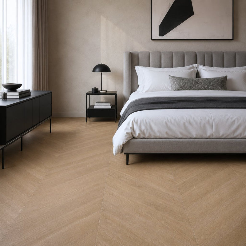 Chevron Designboden in warmem Braun im Schlafzimmer – elegantes Herringbone-Muster – Floor4all