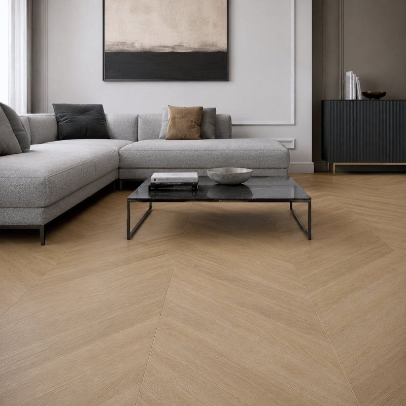 Chevron Designboden in warmem Braun im modernen Wohnzimmer – elegant und pflegeleicht