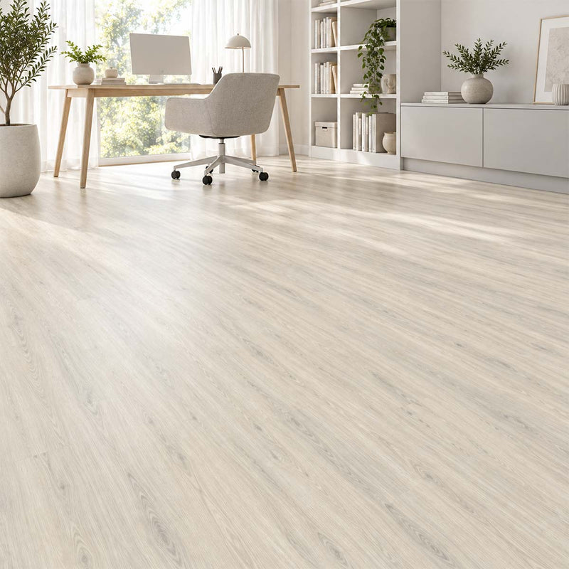 Designboden Decolife Polar Oak mit Trittschalldämmung im Arbeitszimmer mit Schreibtisch am Fenster – Restposten bei Floor4All.