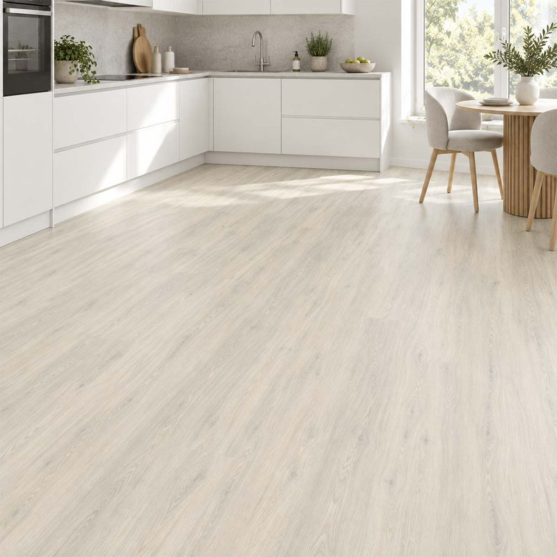 Designboden Decolife Polar Oak mit Trittschalldämmung in einer modernen Küche mit weißen Fronten – Restposten bei Floor4All.
